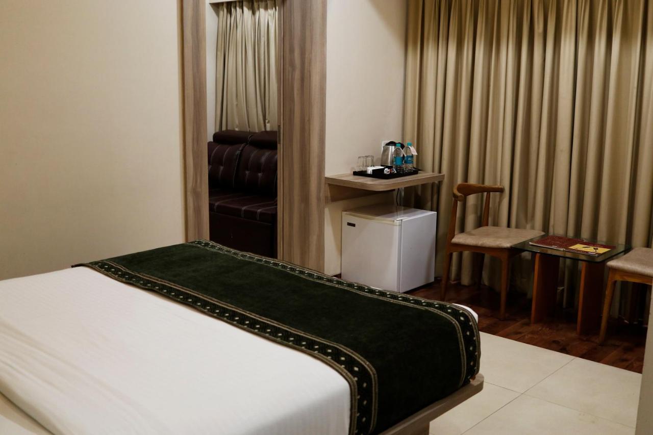 The Myriad Hotel บาห์ยันดาร์ ภายนอก รูปภาพ
