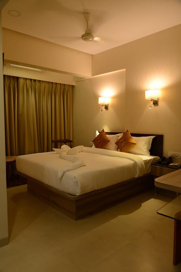 The Myriad Hotel บาห์ยันดาร์ ภายนอก รูปภาพ